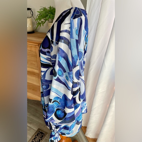 Traveler’s by Chico Blue Abstract Wrinkle Free Bouse- Traveler's size 3 - Picture 8 of 8